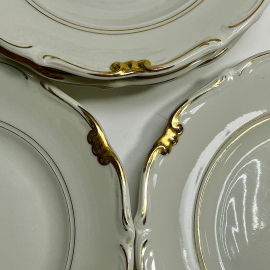 Тарелки закусочные Карл Тильш Poland 1945-1952гг. Рельеф фарфор, позолота.Скол на одной. Цена за 6шт. Картинка 3