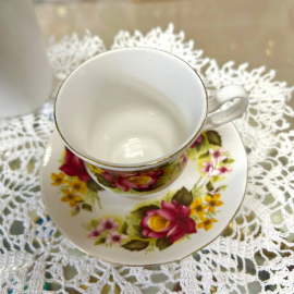 Чайная пара Royal Kent Англия 1970-1979гг. Сделано в Стаффордшире.Костя фарфор, деколь, золото 150мл. Картинка 2