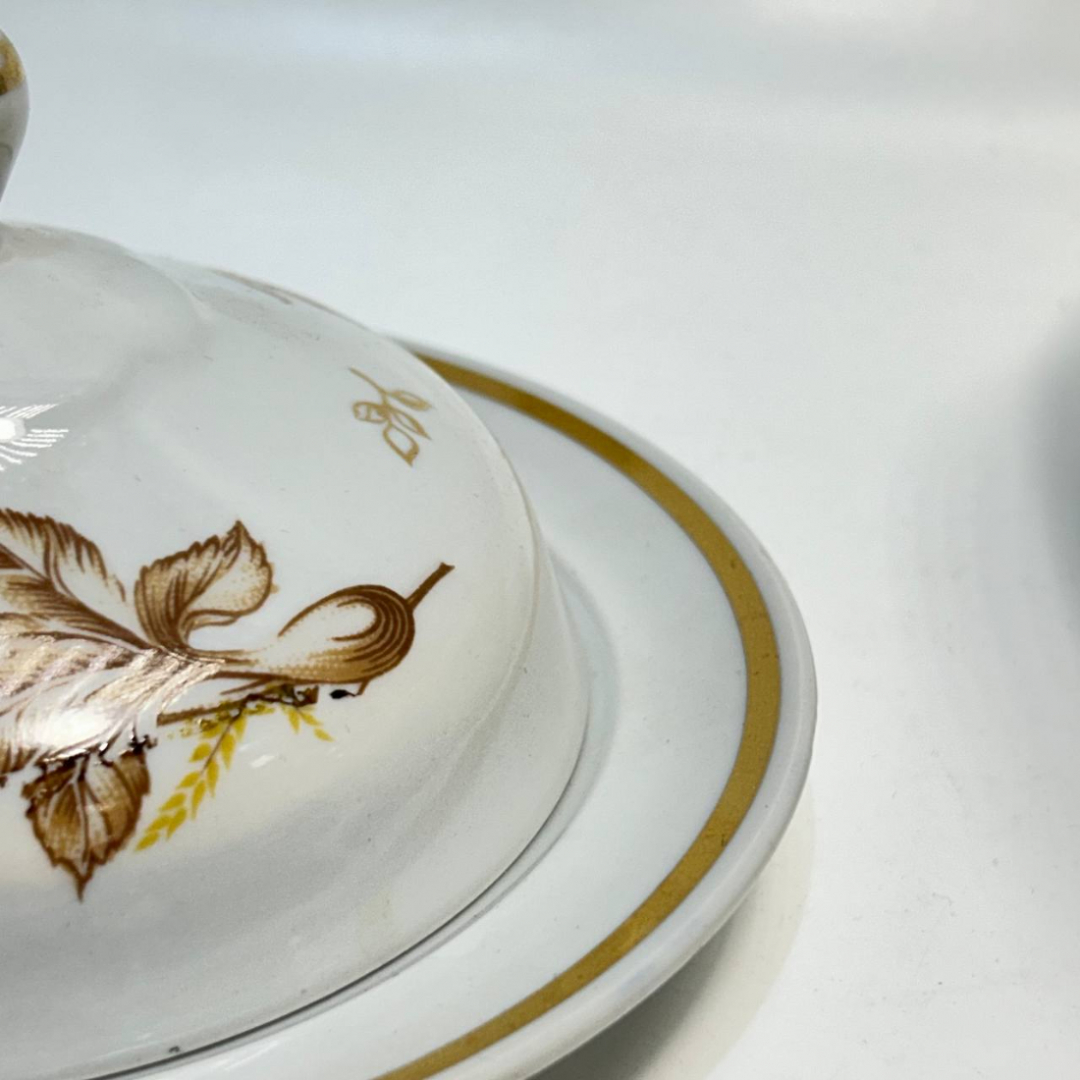 Масленка с низкими бортами Сумский ФЗ 1974-84гг. Фарфор, деколь, позолота. Фабр недочет на пимпочке. Картинка 4