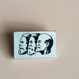 Значок СССР. Маркс, Энгельс, Ленин, революционная тема. Винтажный значек.