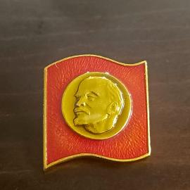 Значок СССР. Ленин, красный флаг, революционная тематика. Винтажный значек.