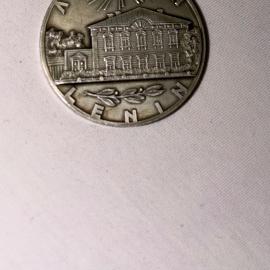 Значок винтажный 1870 с изображением здания
