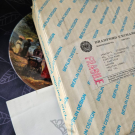 Винтажная тарелка настенная 19,5 см "Каникулы семьи Капельманн", Берлин, 1980-1985 г. Картинка 4