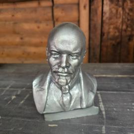 Бюст В. И. Ленина работы скульптора В. И. Сычёва.