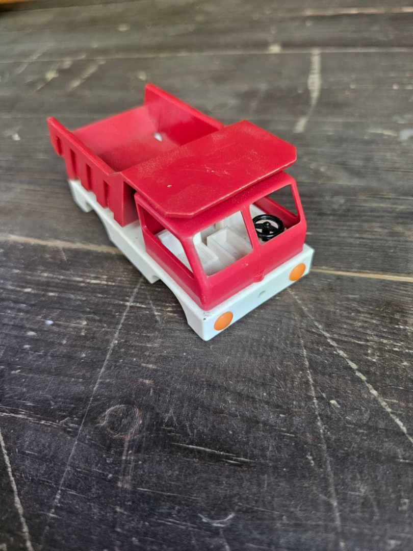 Игрушка детская машинка СССР 1975 год. Картинка 1
