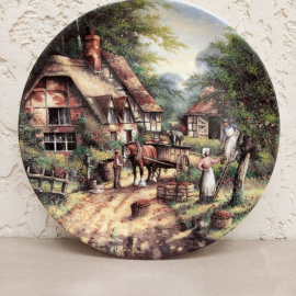 Декоративная коллекционная тарелка (настенная) "Сборщики яблок. Сельская жизнь" художника Chris Howe