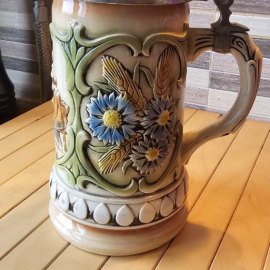 Пивная немецкая кружка Sitzendorf  в бежево-зеленых тонах "Сценка из жизни "винтаж, фарфор.