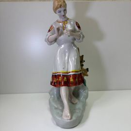 Статуэтка фарфоровая "Гадание по ромашке"Полонский завод, ЗХК Полонное, СССР