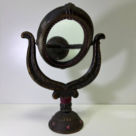 Настольное зеркало с декоративными элементами